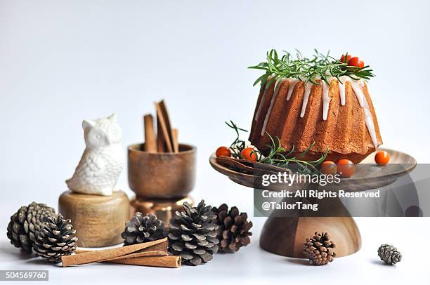 christmas bundt cake - christmas cake stock pictures, royalty-free photos & images