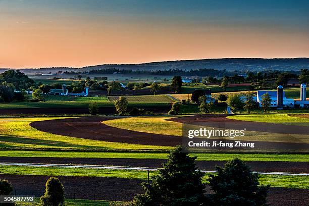 farmland at sunset - lancaster-pennsylvania photos et images de collection