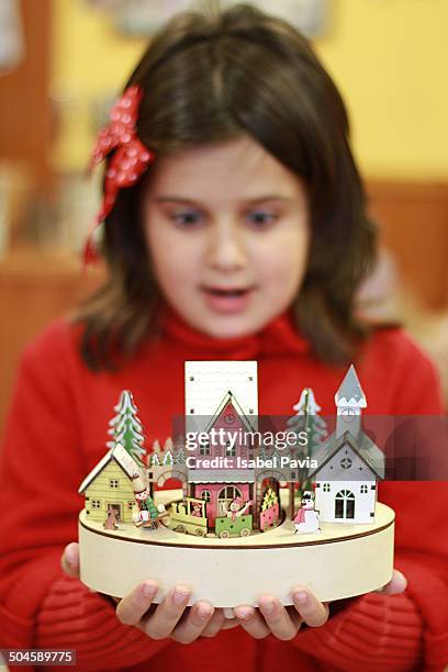 girl with christmas music box - music box fotografías e imágenes de stock