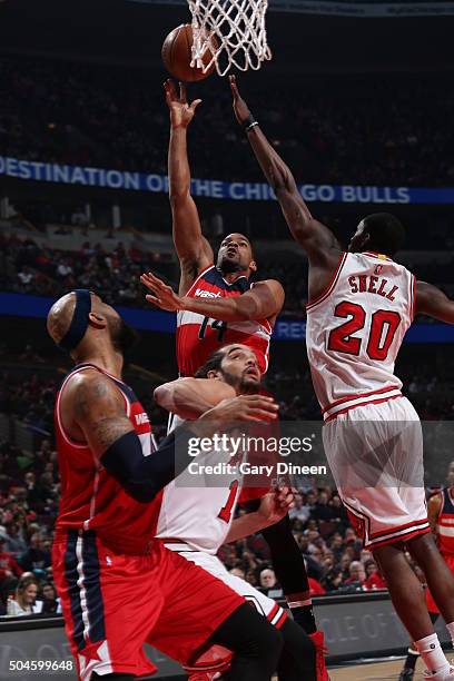 Gary Neal of the Washington Wizards shoots against Tony Snell of the Chicago Bulls on January 11, 2016 at the United Center in Chicago, Illinois....