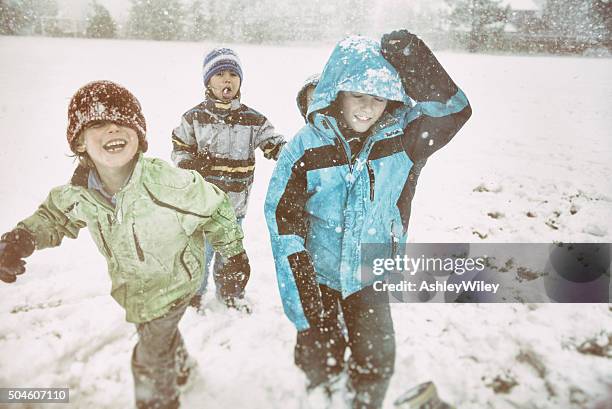 lachen kinder spielen im schnee sturm auf einer schule field - winter friends playing stock-fotos und bilder