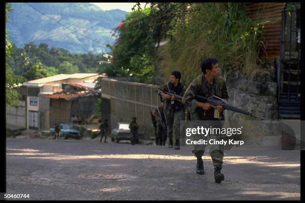 Govt. Troops moving into neighborhood held by leftist FMLN guerrillas in first days of major rebel offensive.