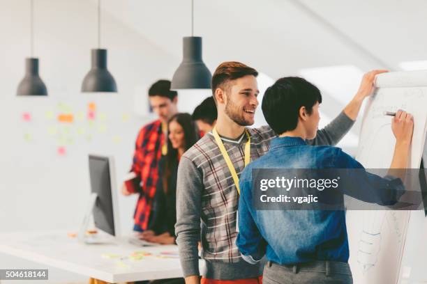 junges team arbeiten im büro - flipchart stock-fotos und bilder