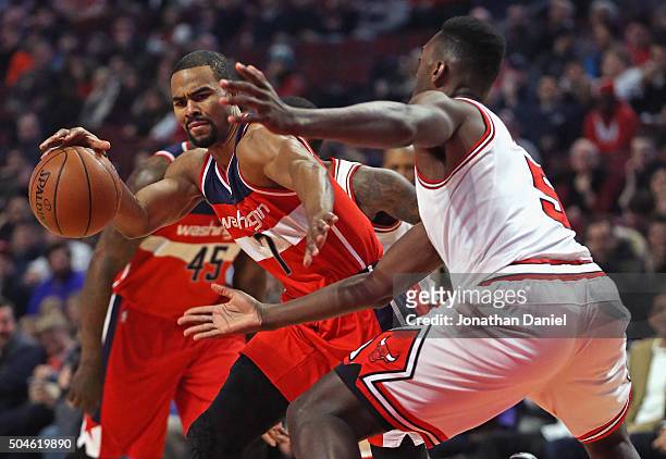 Ramon Sessions of the Washington Wizards drives against Bobby Portis of the Chicago Bulls at the United Center on January 11, 2016 in Chicago,...