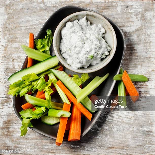 veggie platter with yogurt dip - crudité foto e immagini stock