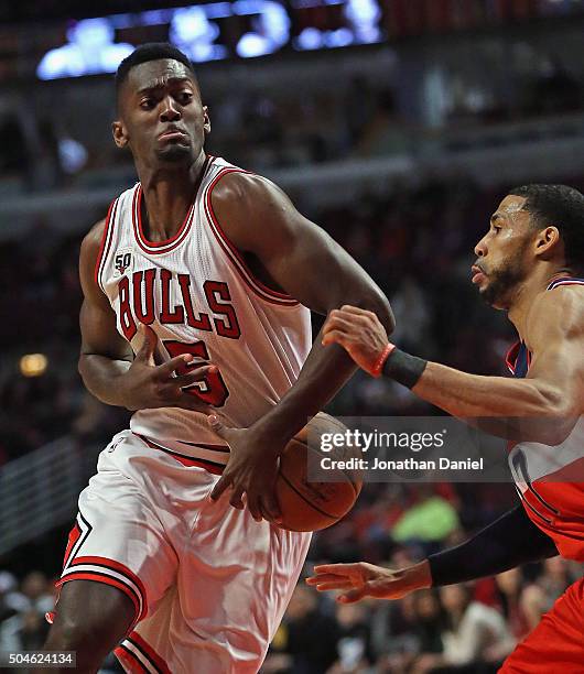 Bobby Portis of the Chicago Bulls looses control of the ball under pressure from Garrett Temple of the Washington Wizards at the United Center on...