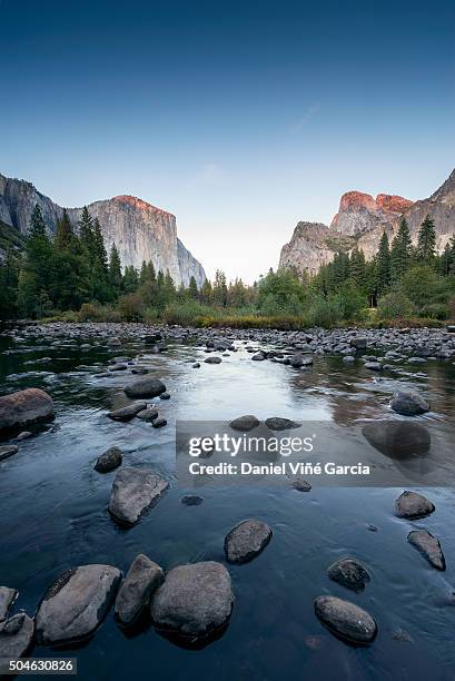 usa, california, valley view at yosemite national park with el capitan and bridalveil falls behind merced river - yosemite daniel stock-fotos und bilder