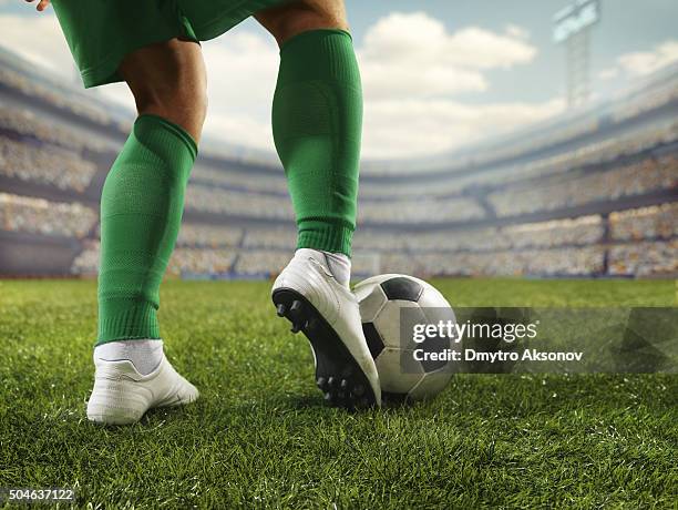 close up soccer player with ball - aftrappen stockfoto's en -beelden