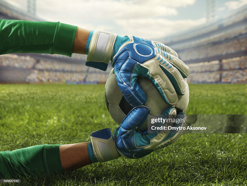 Portero de fútbol con una pelota capturas