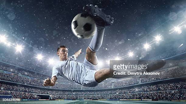 jugador de fútbol coleando en el estadio ball - chutar fotografías e imágenes de stock