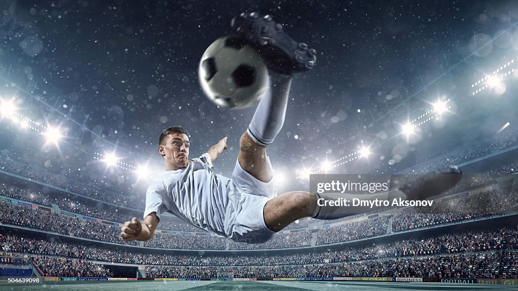 Giocatore di calcio calciare la palla in stadium