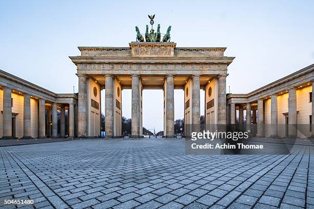 brandenburg gate - berlin germany - internationaal monument stockfoto's en -beelden