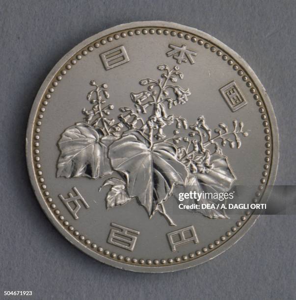 Yen coin, 1982-1989, obverse, Paulownia plant. Japan, 20th century.