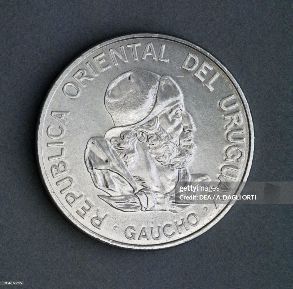 100 nuevos pesos coin...