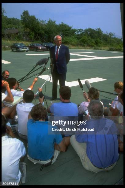 Amb. To Russia Robert Strauss briefing press upon returning fr. Attempted coup-chaotic Moscow.