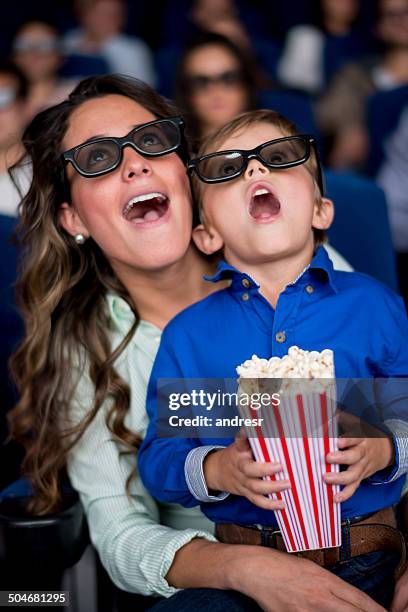 la familia en la sala de cine - 3d mom son fotografías e imágenes de stock