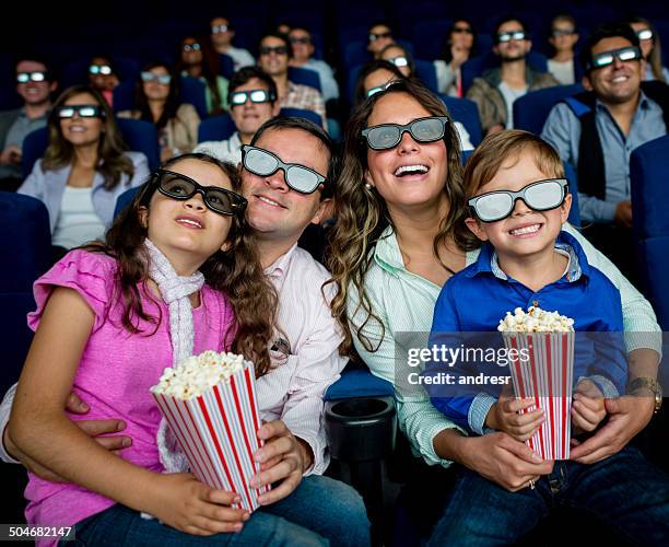 famiglia guardando un film - 3d adult movie foto e immagini stock