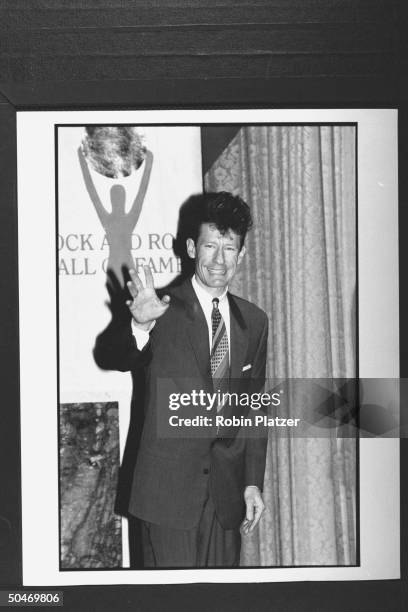 Musician Lyle Lovett waving hand at seventh annual Rock & Roll Hall of Fame.