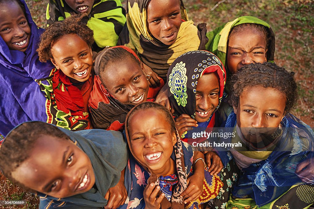 Grupo de crianças africanas, no leste da África