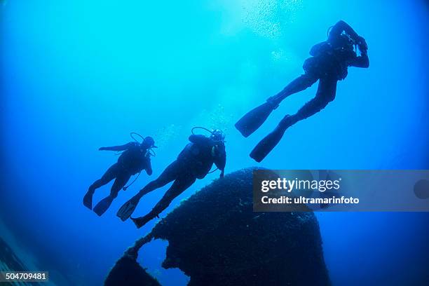 scuba diving - girl diving stockfoto's en -beelden