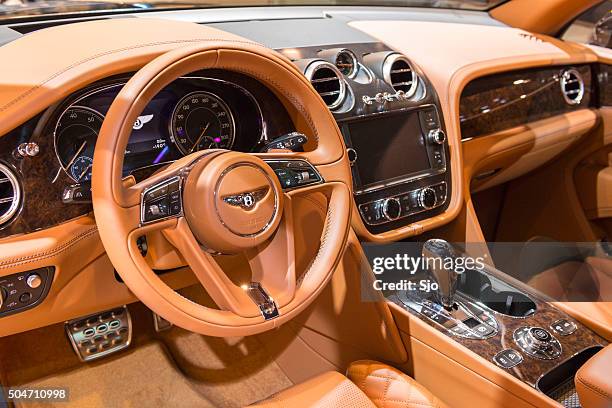 bentley bentayga luxus-suv innen - bentley stock-fotos und bilder