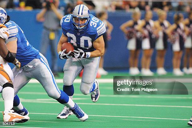 Cory Schlesinger of the Detroit Lions heads downfield against the Cincinnati Bengals during the game at the Pontiac Silverdome in Pontiac, Michigan....