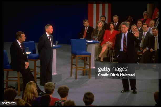 Incumbent Pres. Bush, Independent cand. TX magnate Ross Perot & Dem. Contender AR Gov. Bill Clinton engaging in 2nd presidential debate.
