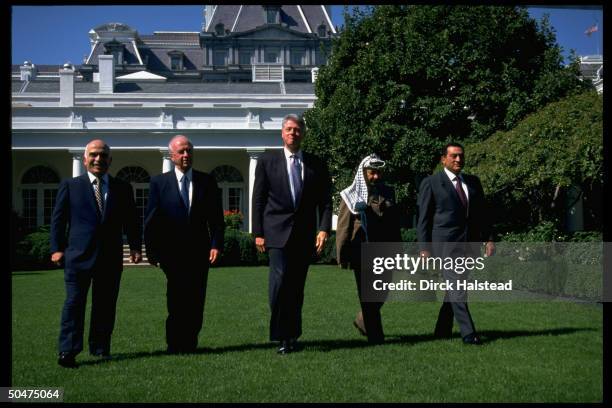 Pres. Bill Clinton w. Mideast peaceniks King Hussein, PM Rabin, PLO chmn. Arafat & Pres. Mubarak in WH Rose Garden for Israeli-Palestinian accord...