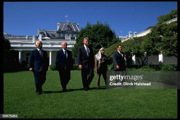 Pres. Bill Clinton w. Mideast peaceniks King Hussein, PM Rabin, PLO chmn. Arafat & Pres. Mubarak in WH Rose Garden for Israeli-Palestinian accord...