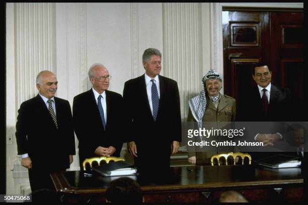 Pres. Bill Clinton w. Mideast peaceniks King Hussein, PM Rabin, PLO chmn. Arafat & Pres. Mubarak in WH E. Rm. For Israeli-Palestinian accord signing.
