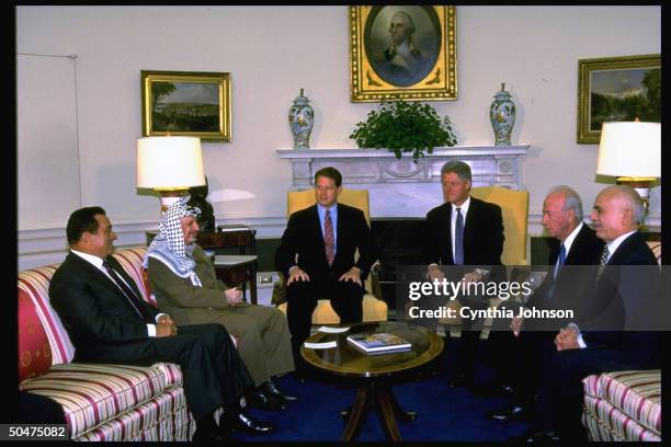 Mideast peace ldrs. Pres. Mubarak, chmn. Arafat, VP Gore, Pres. Clinton, PM Rabin & King Hussein in Oval Office before Israeli-Palestinian accord WH...