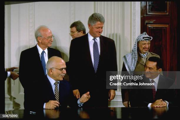 Israel/PLO Mideast peace accord on Palestinian self-rule in W. Bank WH signing principals L-R PM Rabin, King Hussein, Pres. Clinton, chmn. Arafat &...