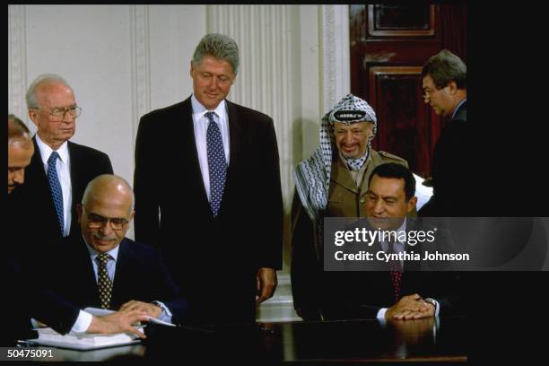 Israel/PLO Mideast peace accord on Palestinian self-rule in W. Bank WH signing principals L-R PM Rabin, King Hussein, Pres. Clinton, chmn. Arafat &...