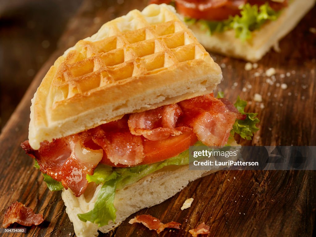 Speck, Kopfsalat und Tomaten-Sandwich mit Waffelstruktur