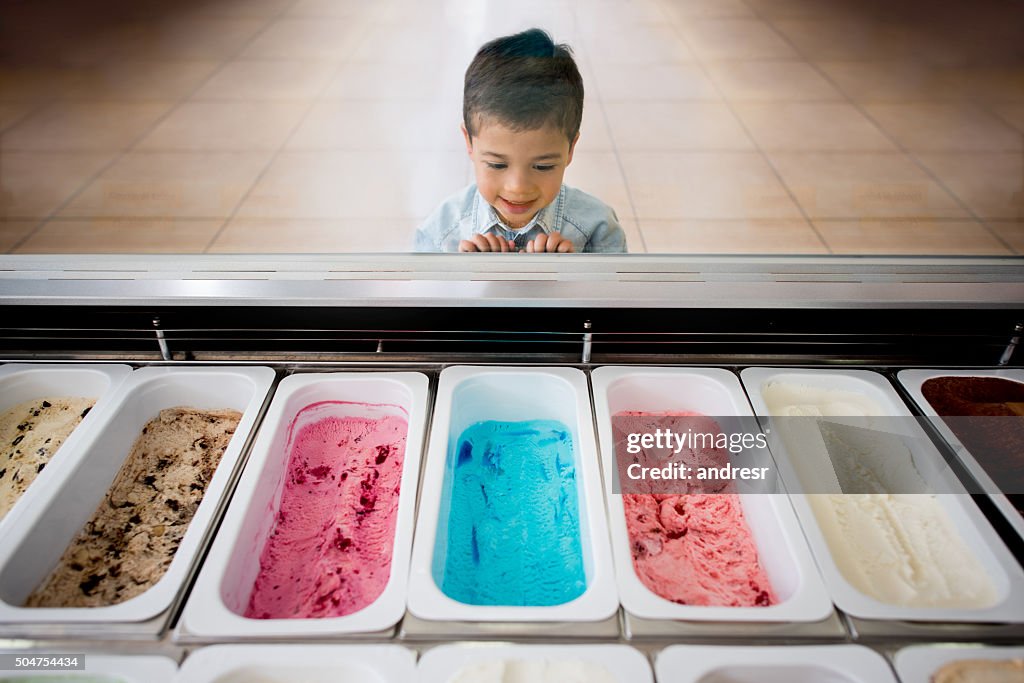 Junge in einer Eisdiele