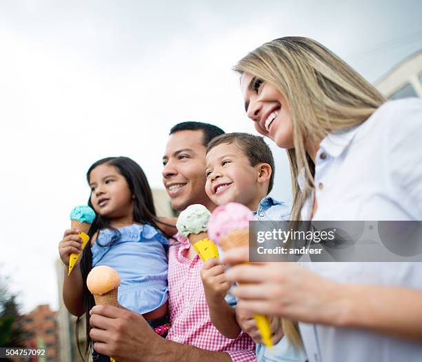 glückliche familie isst eis - boy and girl eating ice cream stock-fotos und bilder