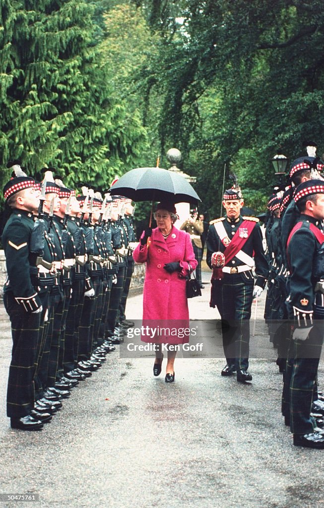 England's Queen Elizabeth II (C) w. unid