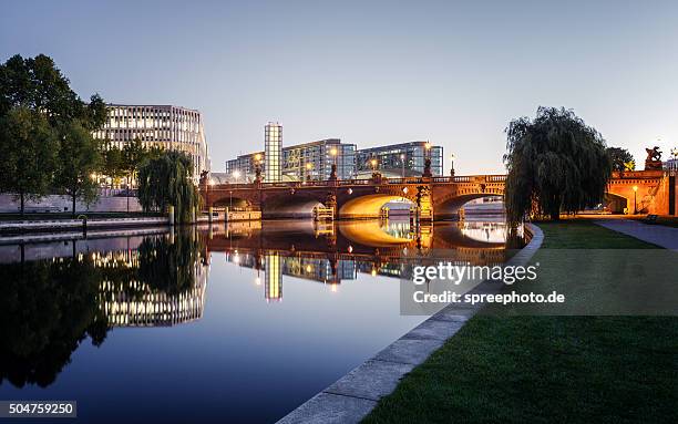 berlin central station with spree river - central berlin stock-fotos und bilder