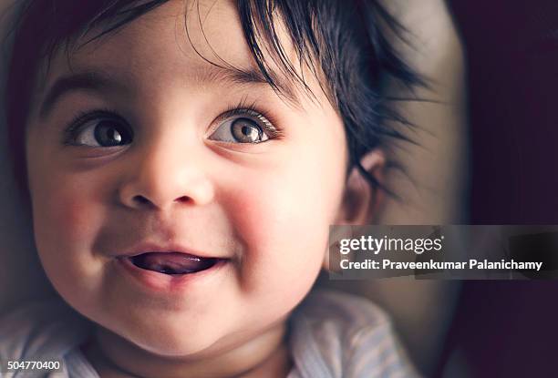 smiling indian baby boy - bébé garçon photos et images de collection