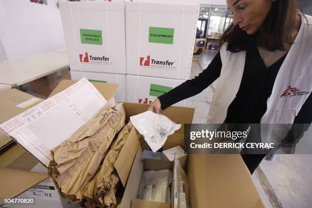 Un membre de l'association Médecins sans Frontières prépare, le 10 octobre 2005 à la base logistique de Mérignac, la cargaison de médicaments et...