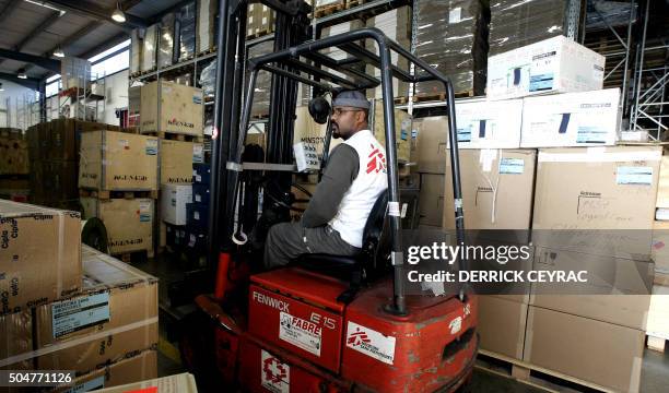 Franck Suvanga prépare, le 29 décembre 2004 à Mérignac, l'aide d'urgence stockée dans l'entrepôt de l'organisation humanitaire française "Médecins...