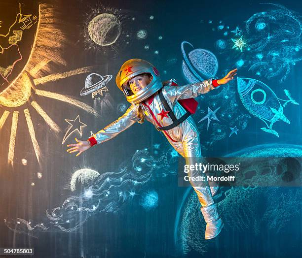 flotando en el espacio libre - cosmonauta fotografías e imágenes de stock