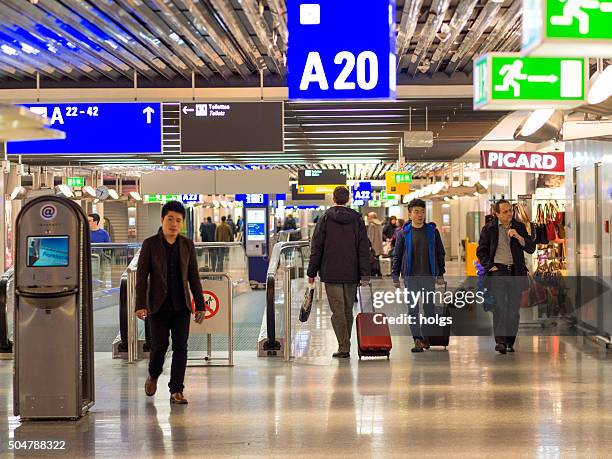 frankfurter flughafens in deutschland - frankfurter flughafen stock-fotos und bilder