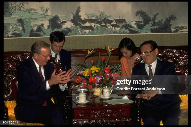 Chinese Pres. Jiang Zemin mtg. W. US Natl. Security Adviser Tony Lake , interpreters in tow.