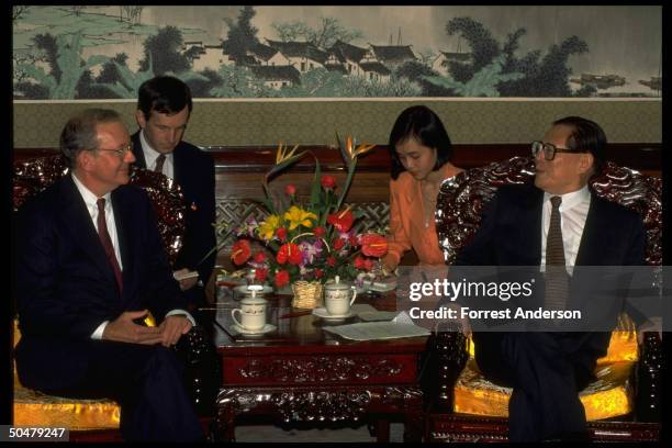 Chinese Pres. Jiang Zemin mtg. W. US Natl. Security Adviser Tony Lake , interpreters in tow.