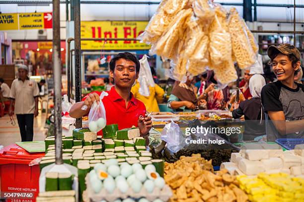 vendors in a market in tangerang, indonesia - tangerang stockfoto's en -beelden