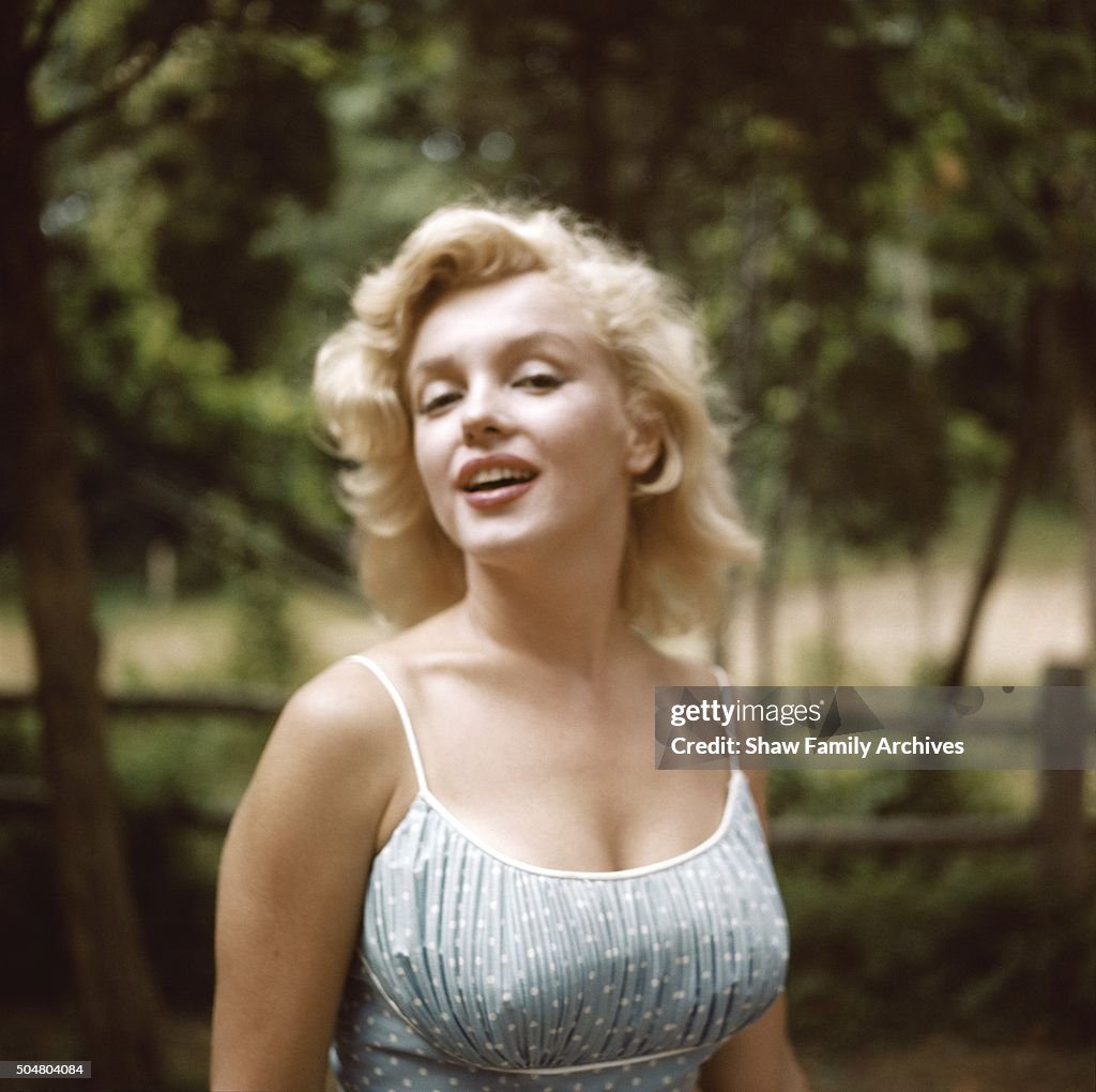 Marilyn Monroe wearing a blue dress in 1957 in Amagansett, New York. News Photo - Getty Images Marilyn Monroe wearing a blue dress in 1957 in Amagansett, New York. News Photo - Getty Images