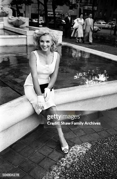 Marilyn Monroe sits in front of the fountain at the Plaza Hotel in