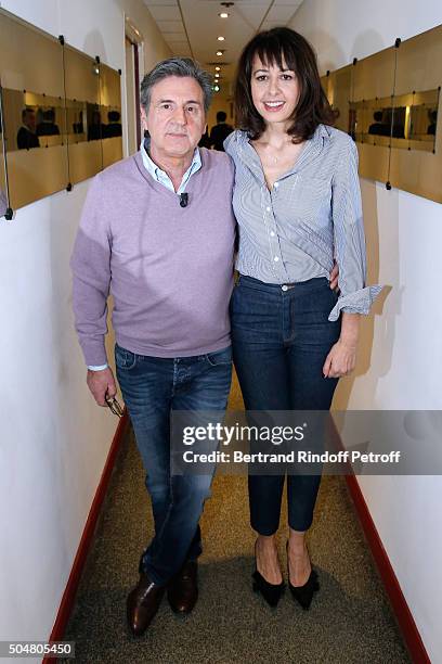 Actors Daniel Auteuil and Valerie Bonneton present the movie "L'envers du decor" during the 'Vivement Dimanche' French TV Show at Pavillon Gabriel on...