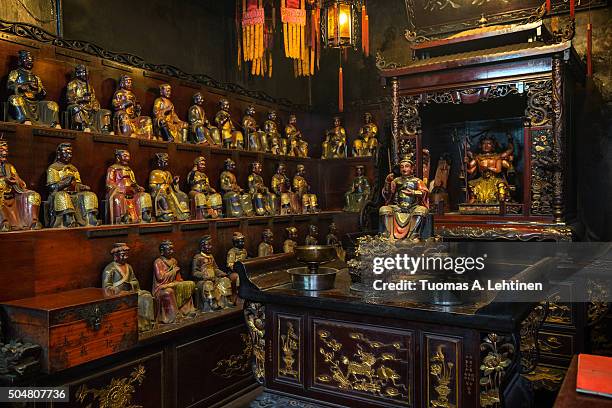 many statues of taoist deities man tai and mo tai inside the man mo temple in tai po, hong kong, china. - templo de man mo - fotografias e filmes do acervo